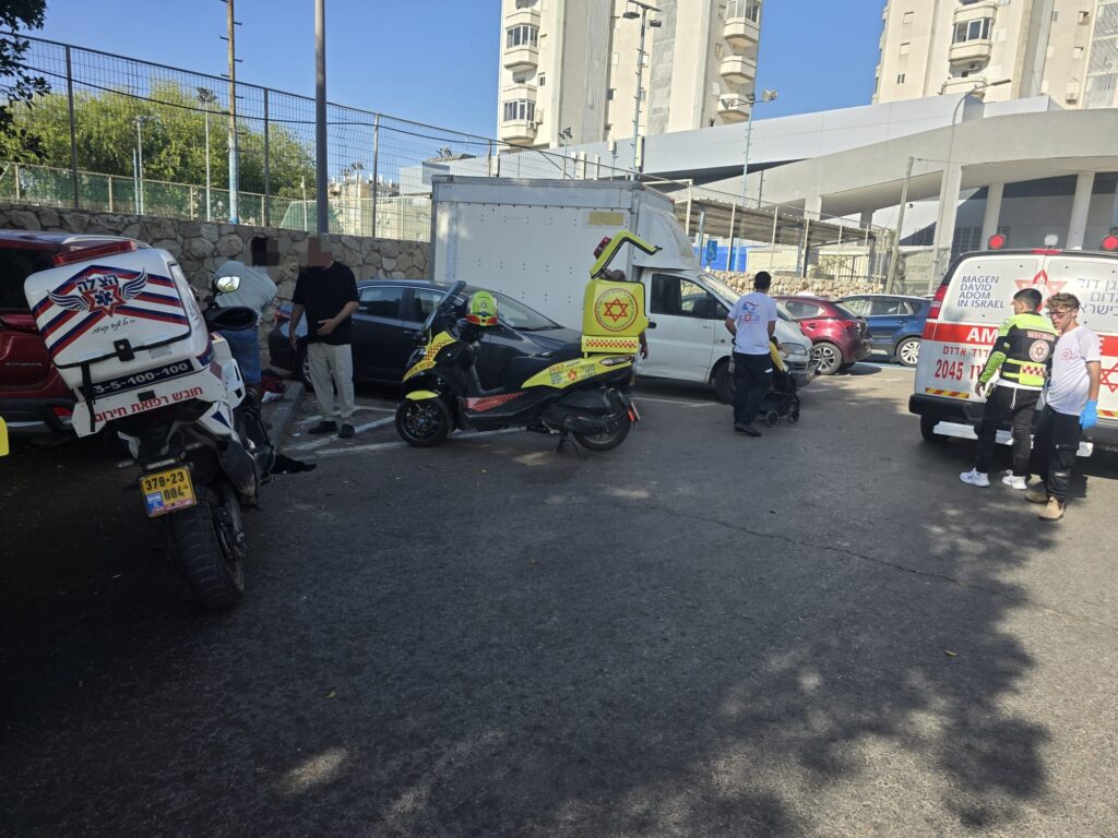 ראשון לציון: רוכב אופניים חשמליים פונה במצב בינוני לאחר שהחליק