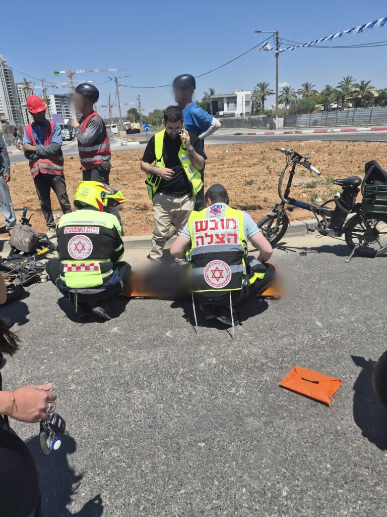 לוד: רוכב אופניים פונה במצב בינוני לאחר שנפגע בתאונת דרכים