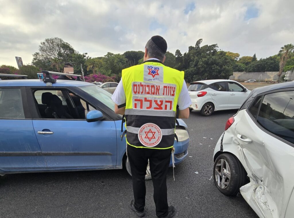 מחלף אלוף שדה: שני נפגעים פונו במצב בינוני וקל לאחר תאונת דרכים