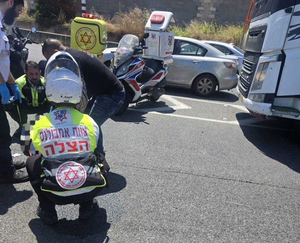 כביש 471: רוכב אופנוע פונה במצב בינוני לאחר שנפגע מרכב
