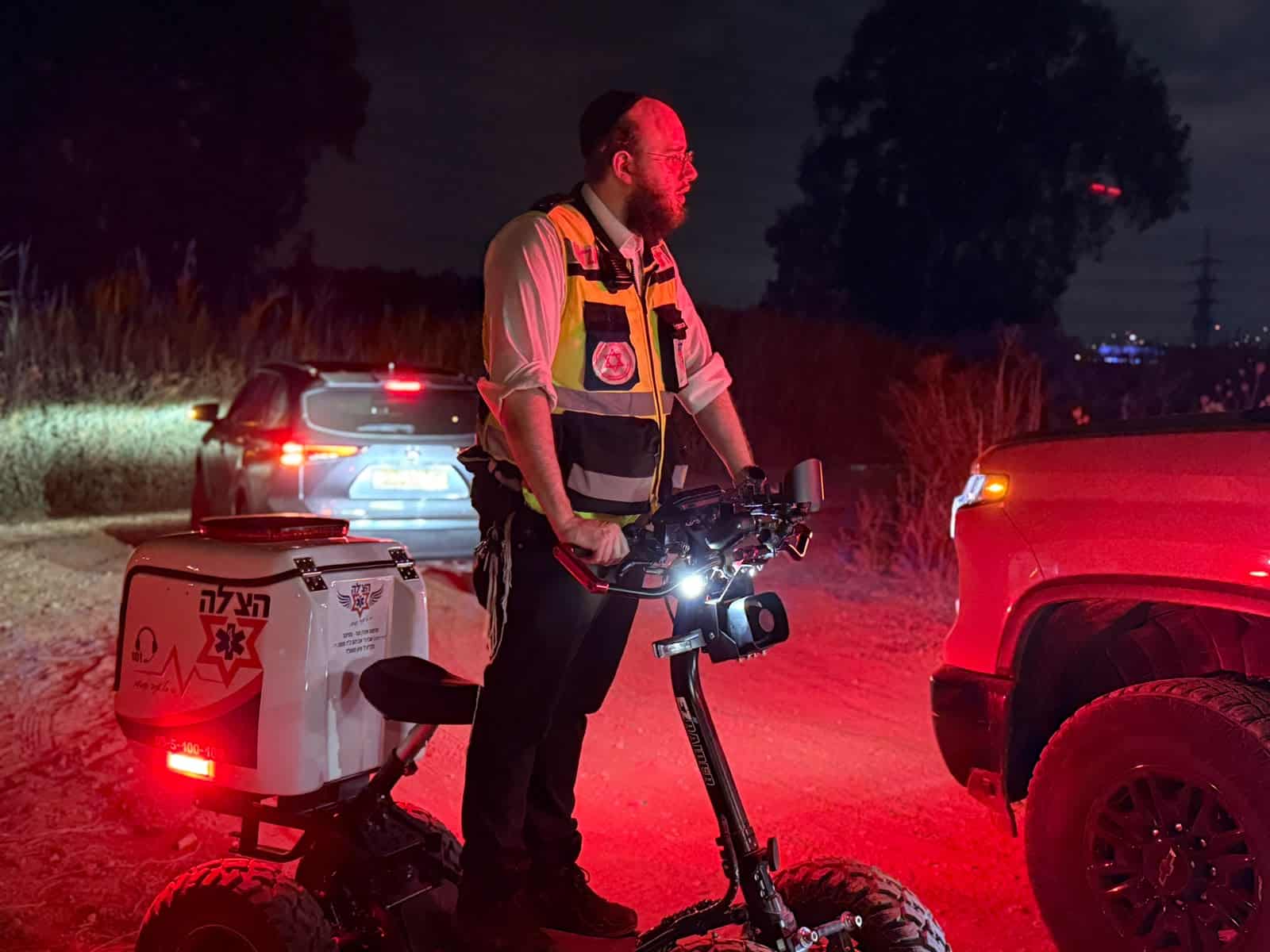 מתנדבי הצלה משתתפים בחיפוש הנעדר בסיכון