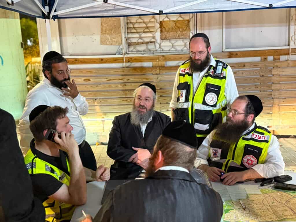 מתנדבי הצלה משתתפים בחיפוש הנעדר בסיכון