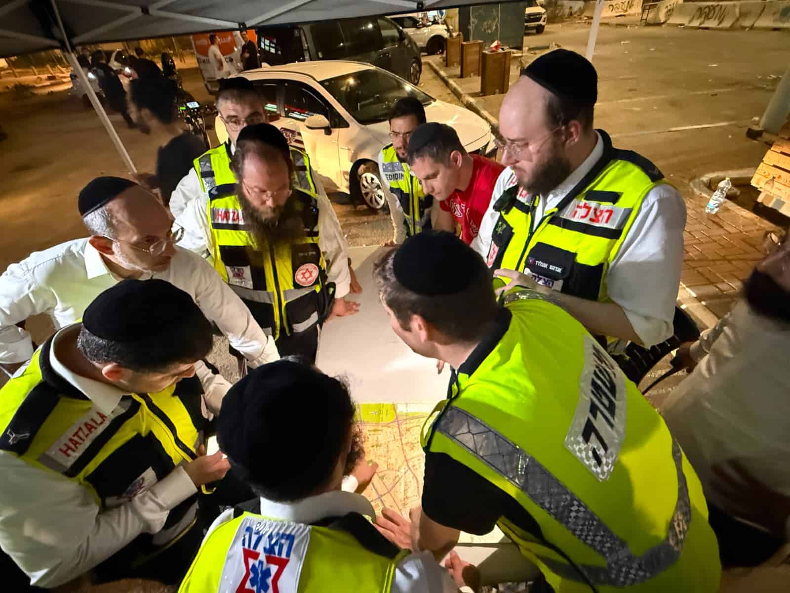 מתנדבי הצלה משתתפים בחיפוש הנעדר בסיכון