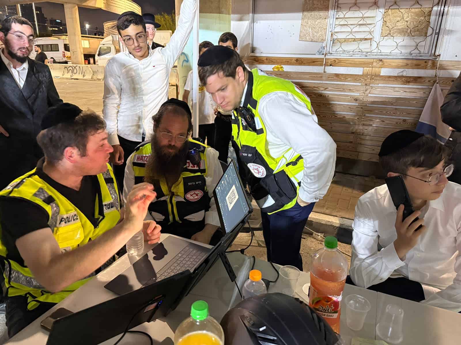 מתנדבי הצלה משתתפים בחיפוש הנעדר בסיכון