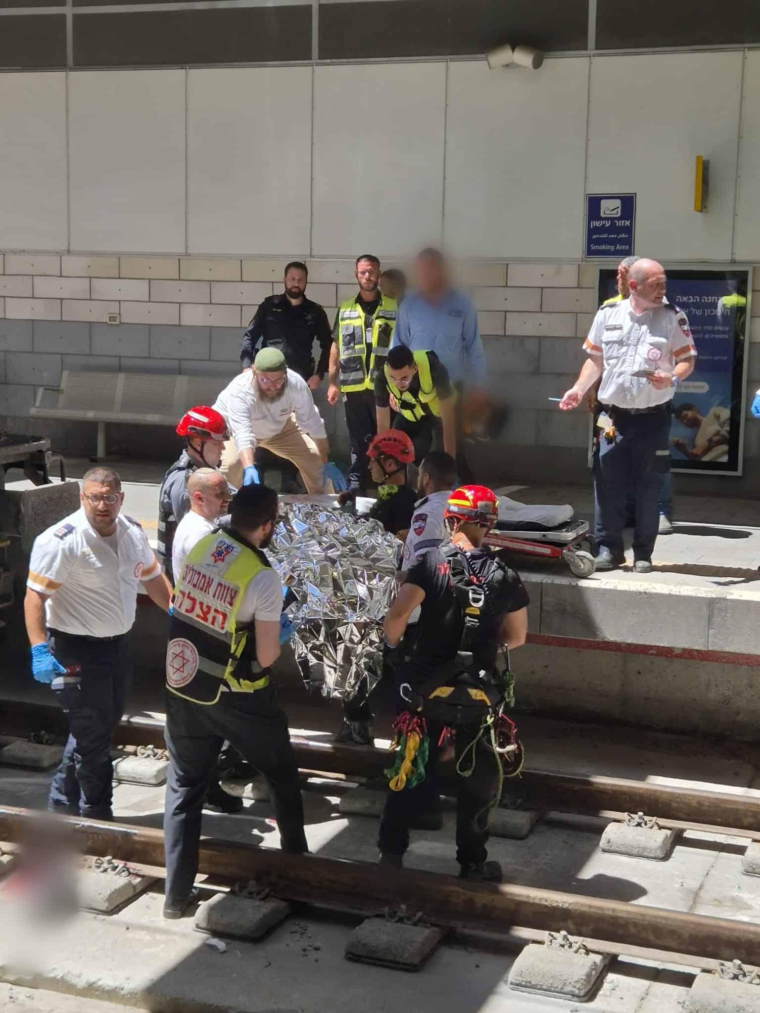 רעננה: גבר פונה במצב קשה לאחר שנפגע מרכבת