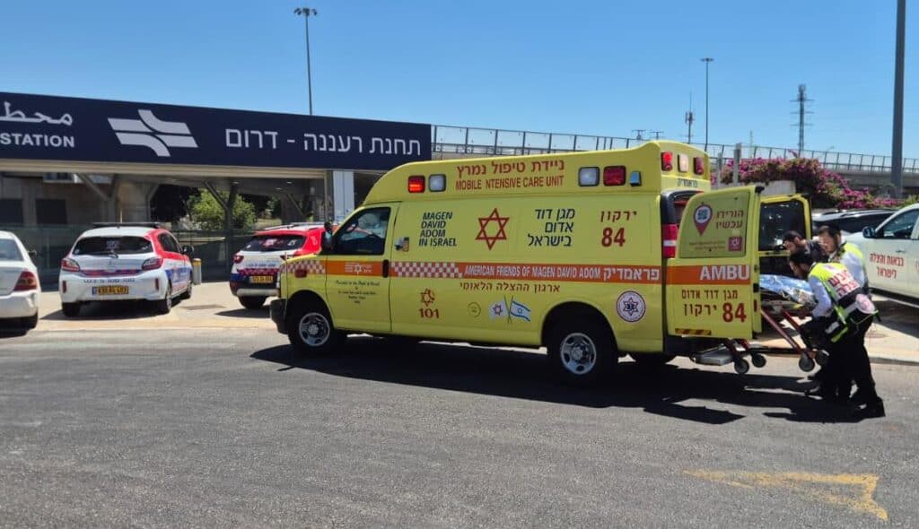 רעננה: גבר פונה במצב קשה לאחר שנפגע מרכבת