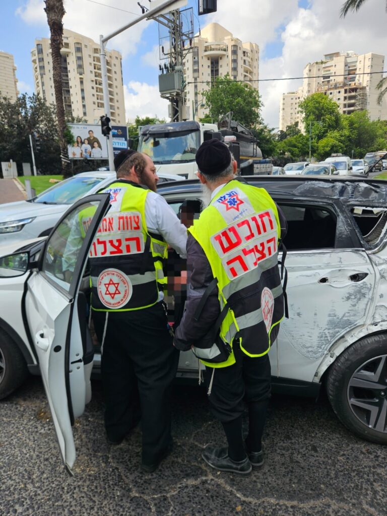 רמת גן: אישה פונתה במצב בינוני לאחר תאונת דרכים