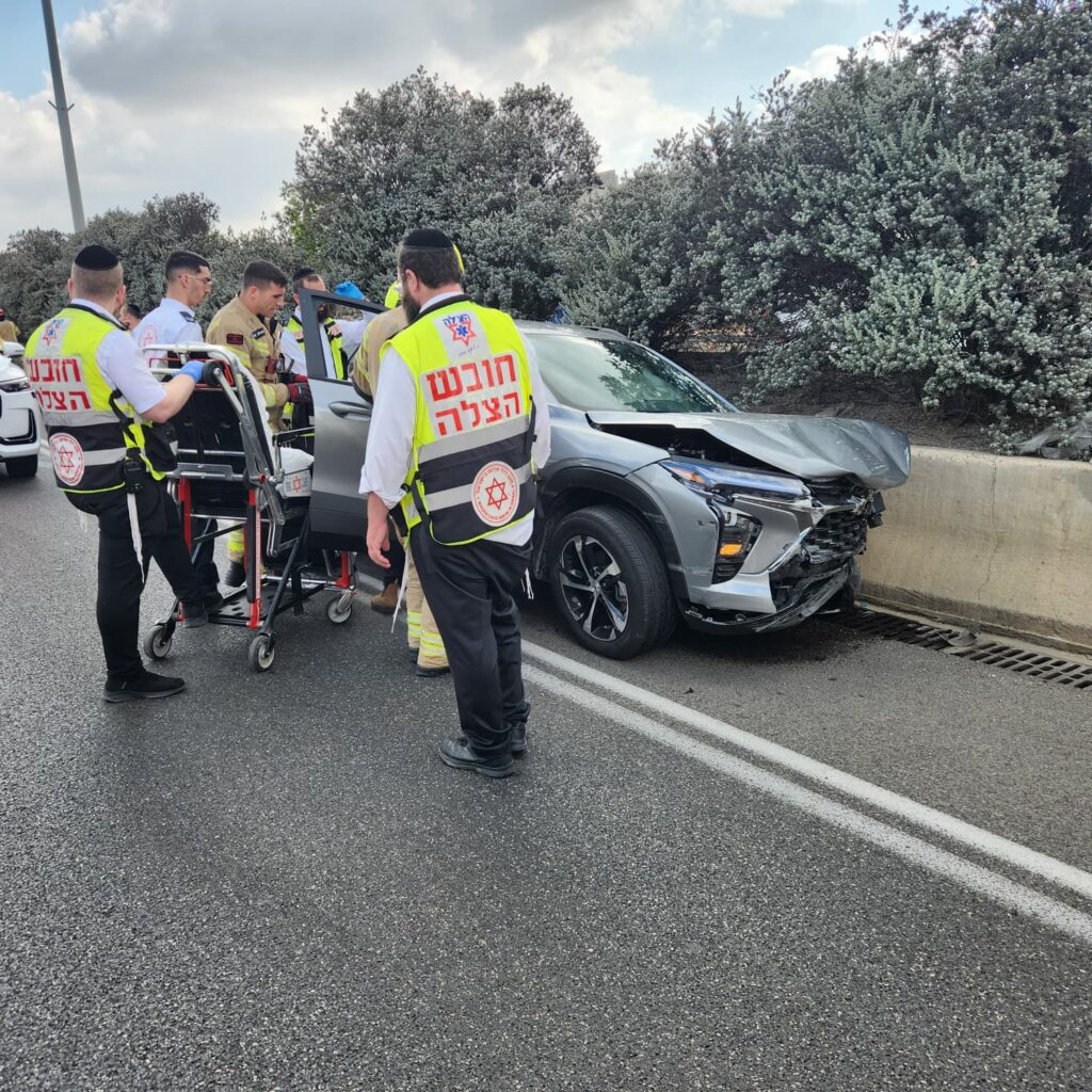 כביש 4: שני נפגעים פונו במצב בינוני וקל לאחר תאונת דרכים