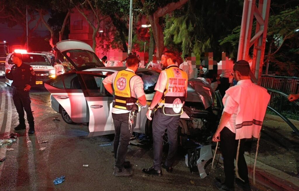 חיפה: שני צעירים פונו במצב קשה לאחר תאונת דרכים