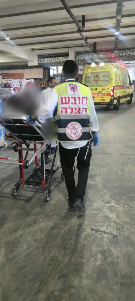 קרית אונו: פועל פונה במצב בינוני לאחר תאונת עבודה