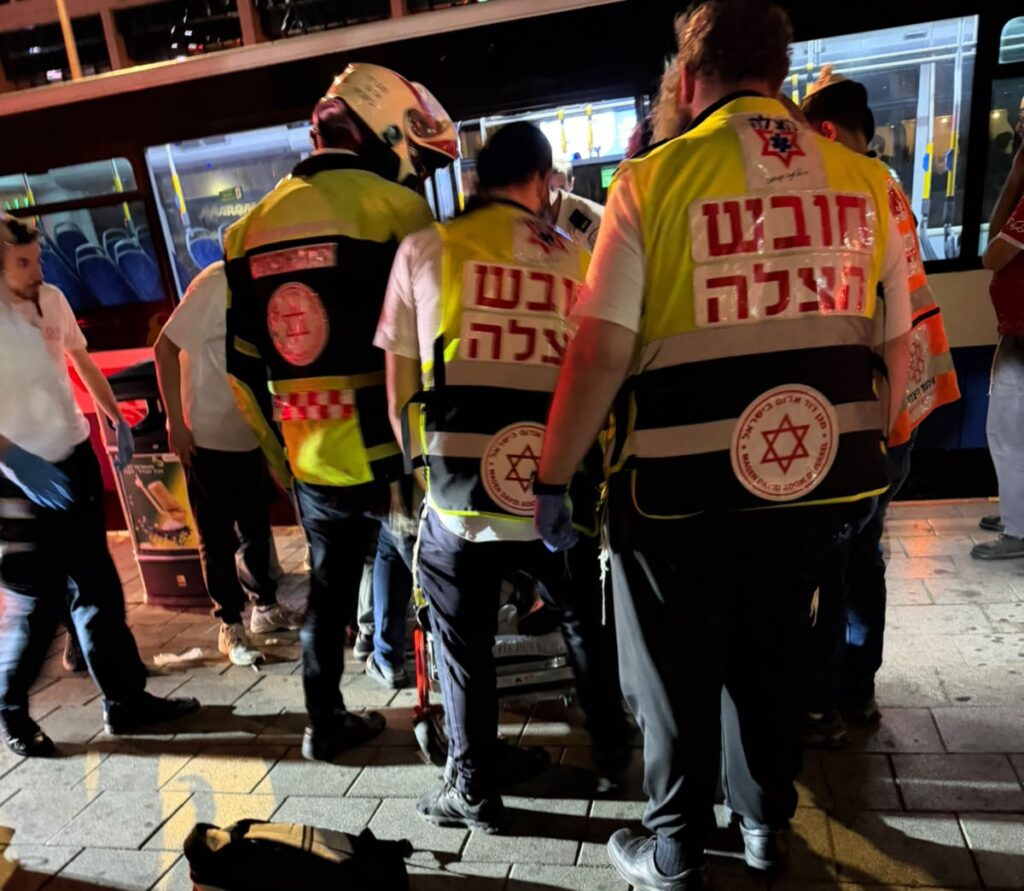 רמת גן: גבר כבן 60 פונה תוך כדי החייאה לאחר שהתמוטט באוטובוס