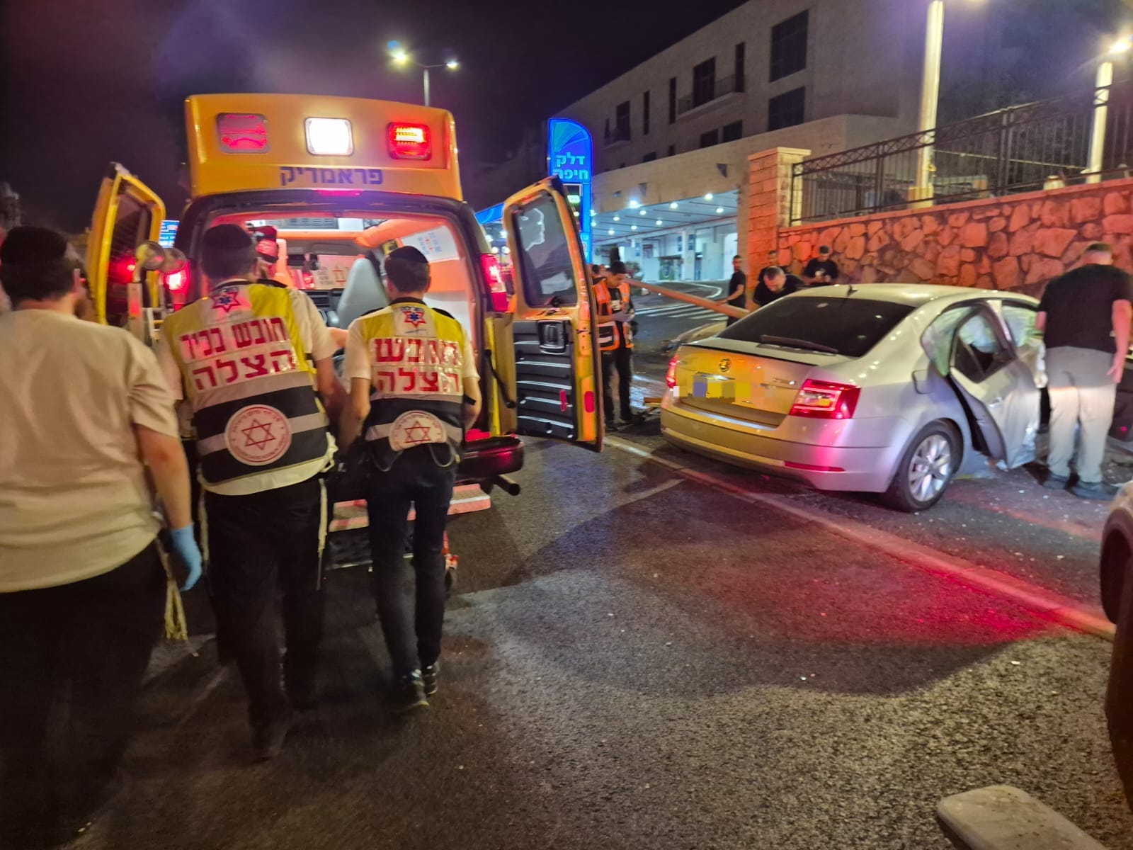 חיפה: שלושה נפגעים פונו במצב בינוני וקל לאחר תאונת דרכים