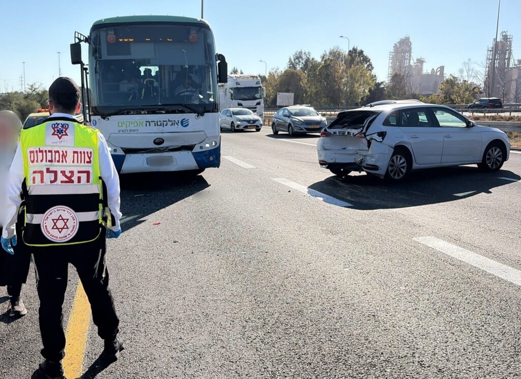 כביש 6: שני נפגעים פונו במצב בינוני וקל לאחר תאונת דרכים