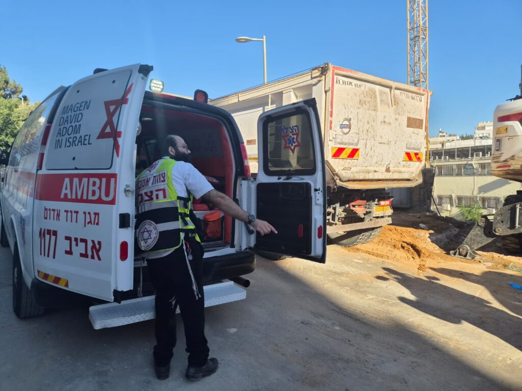 בני ברק: פועל פונה במצב קשה לאחר שנפגע ממלגזה