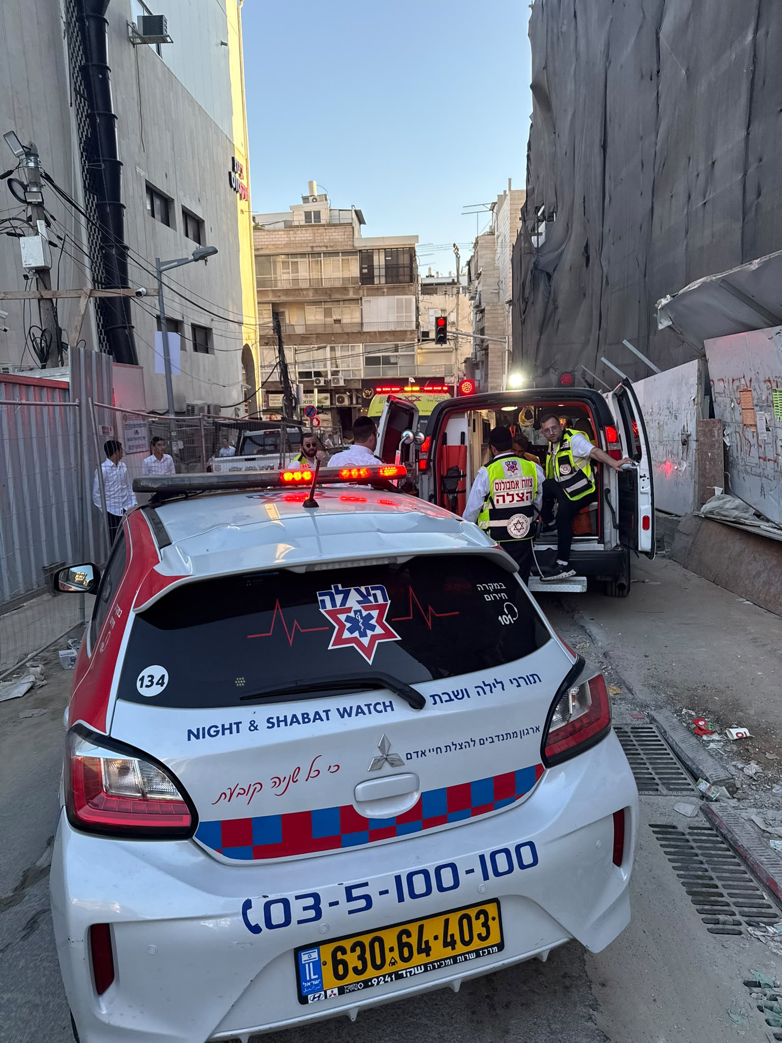 בני ברק: פועל פונה במצב בינוני לאחר שנפל מפיגום