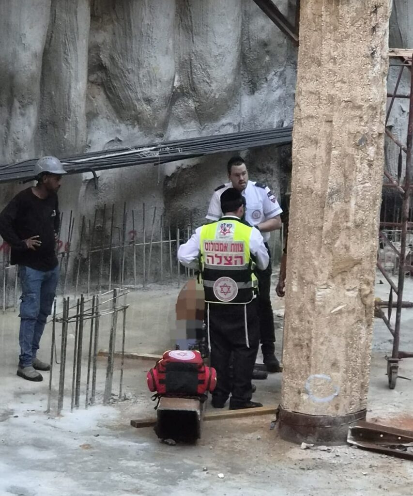 בני ברק: פועל פונה במצב בינוני לאחר שנפל מפיגום