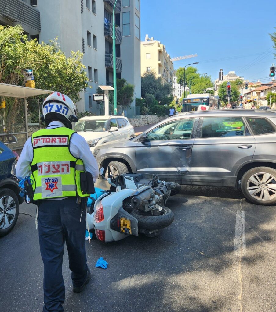 רמת גן: רוכב אופנוע פונה במצב בינוני לאחר תאונת דרכים