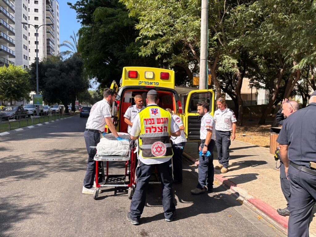 תל אביב: רוכב אופנוע פונה במצב בינוני לאחר תאונת דרכים