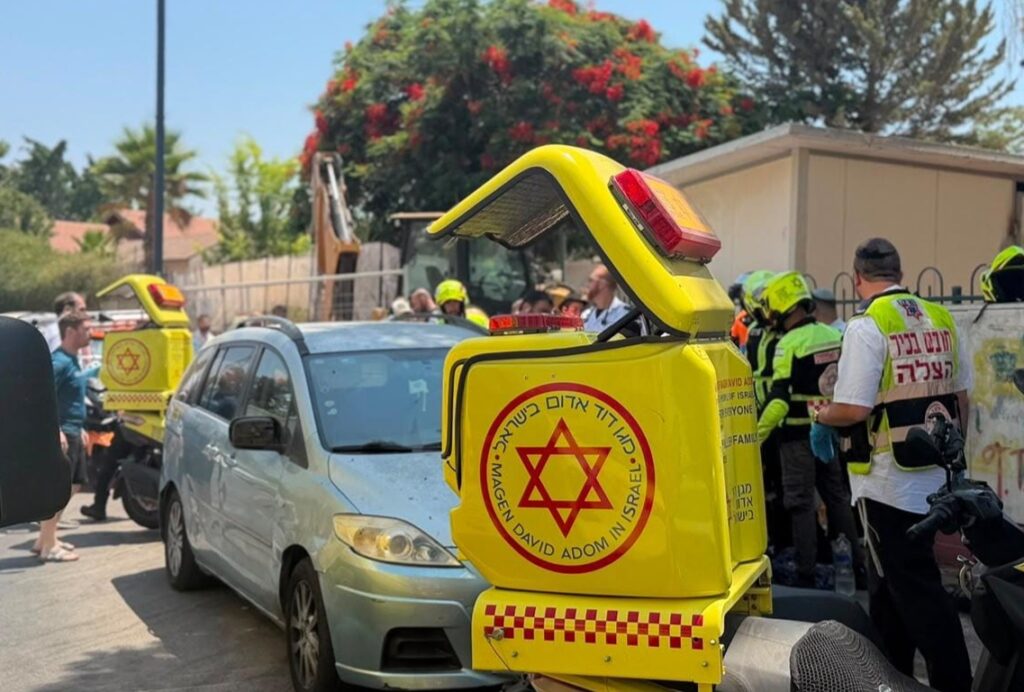 לוד: כבן 5 פונה תוך כדי החייאה לאחר שנשכח ברכב