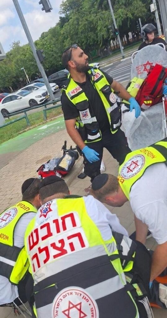 תל אביב: רוכבת קורקינט חשמלי פונתה במצב קשה לאחר תאונת דרכים