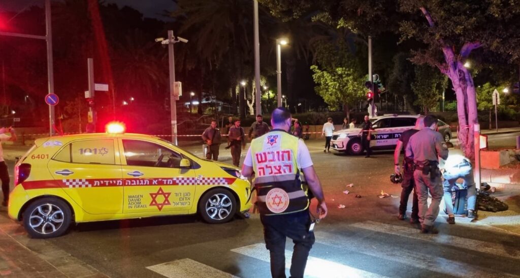 תל אביב: גבר פונה תוך כדי פעולות החייאה לאחר אירוע אלימות