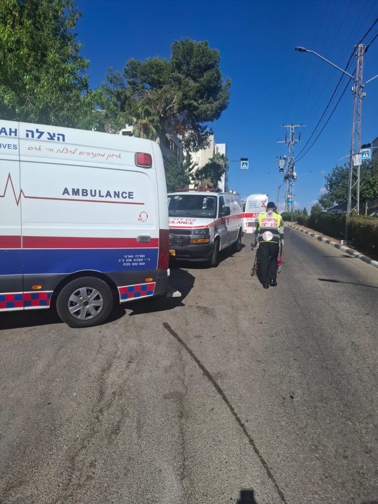 רחובות: גבר פונה במצב בינוני לאחר שעלה לגג הבניין ונפל מסולם