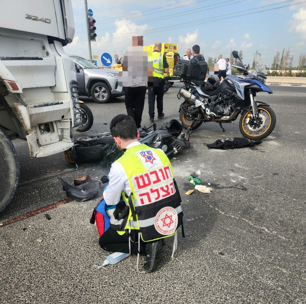 כביש 444: רוכב אופנוע פונה במצב בינוני לאחר תאונת דרכים