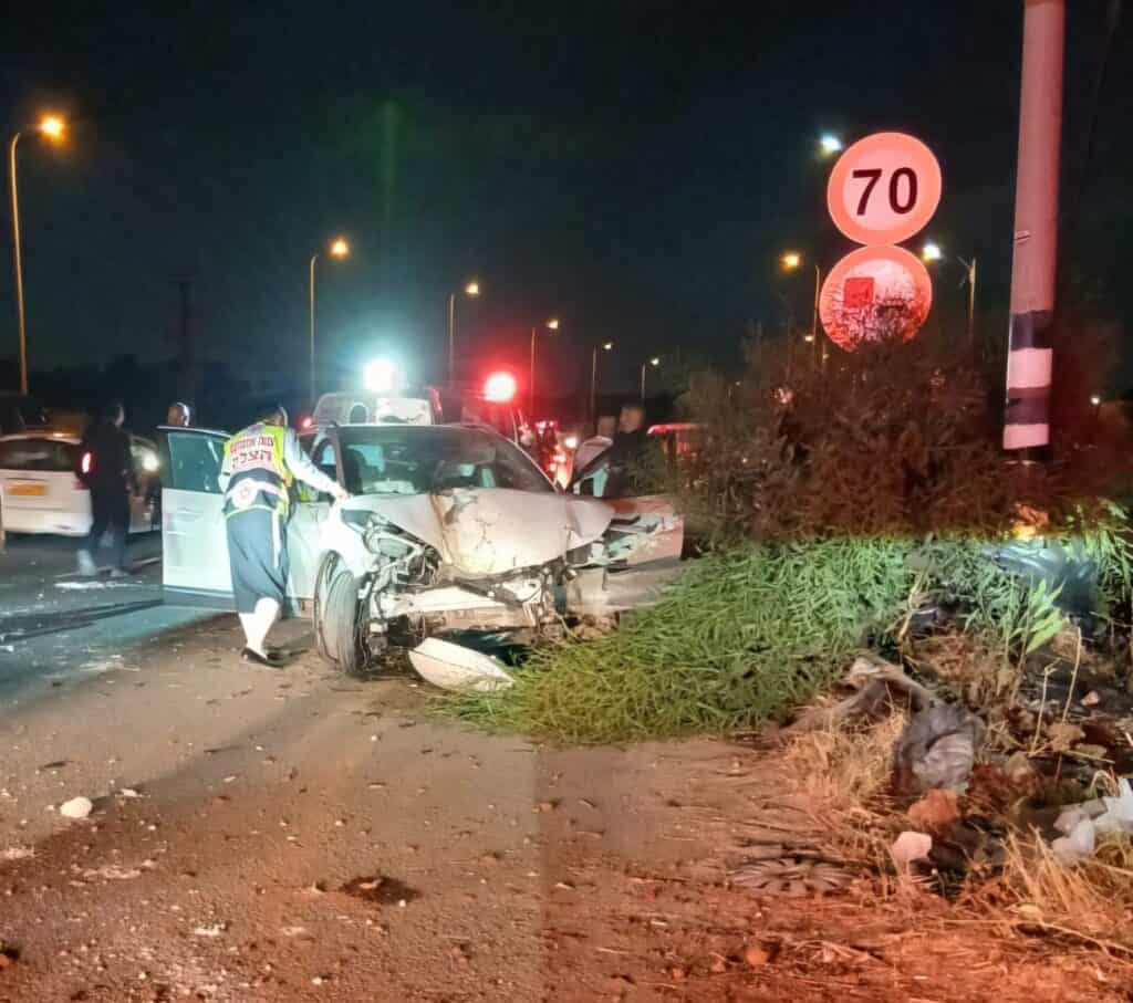 כביש 40: אשה פונתה במצב בינוני לאחר תאונת דרכים