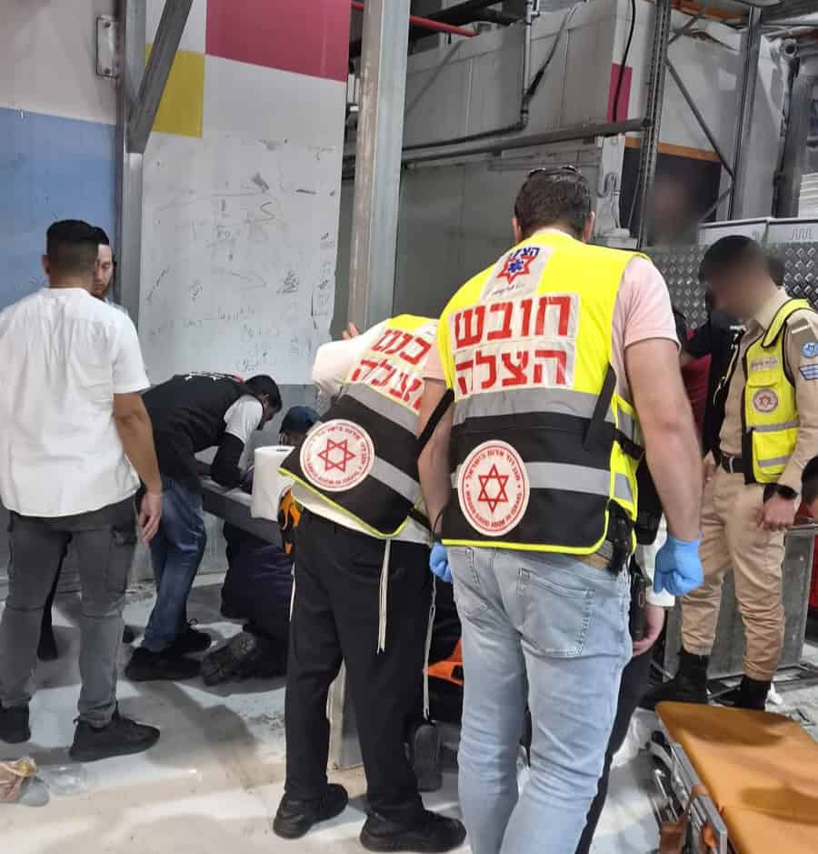 בני ברק: פועל פונה במצב בינוני לאחר שנחבל מחפץ כבד