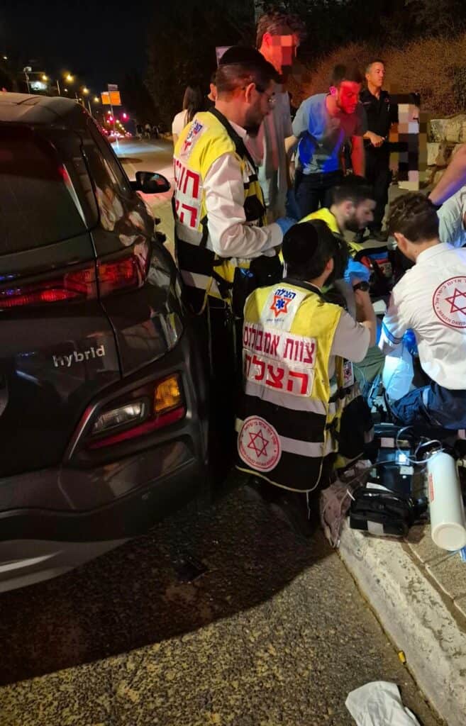 תל אביב: גבר כבן 70 פונה תוך כדי החייאה לאחר שהתמוטט ברכב