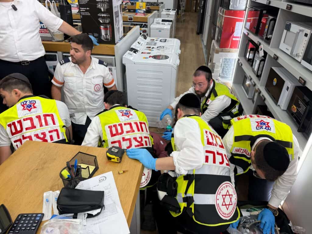 קניון איילון: נער בן 13 פונה בהכרה מלאה בתום פעולות החייאה לאחר שהתמוטט בחנות