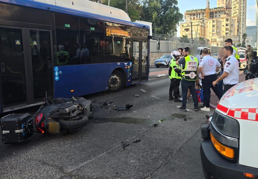 בני ברק: רוכב אופנוע פונה במצב בינוני לאחר תאונת דרכים