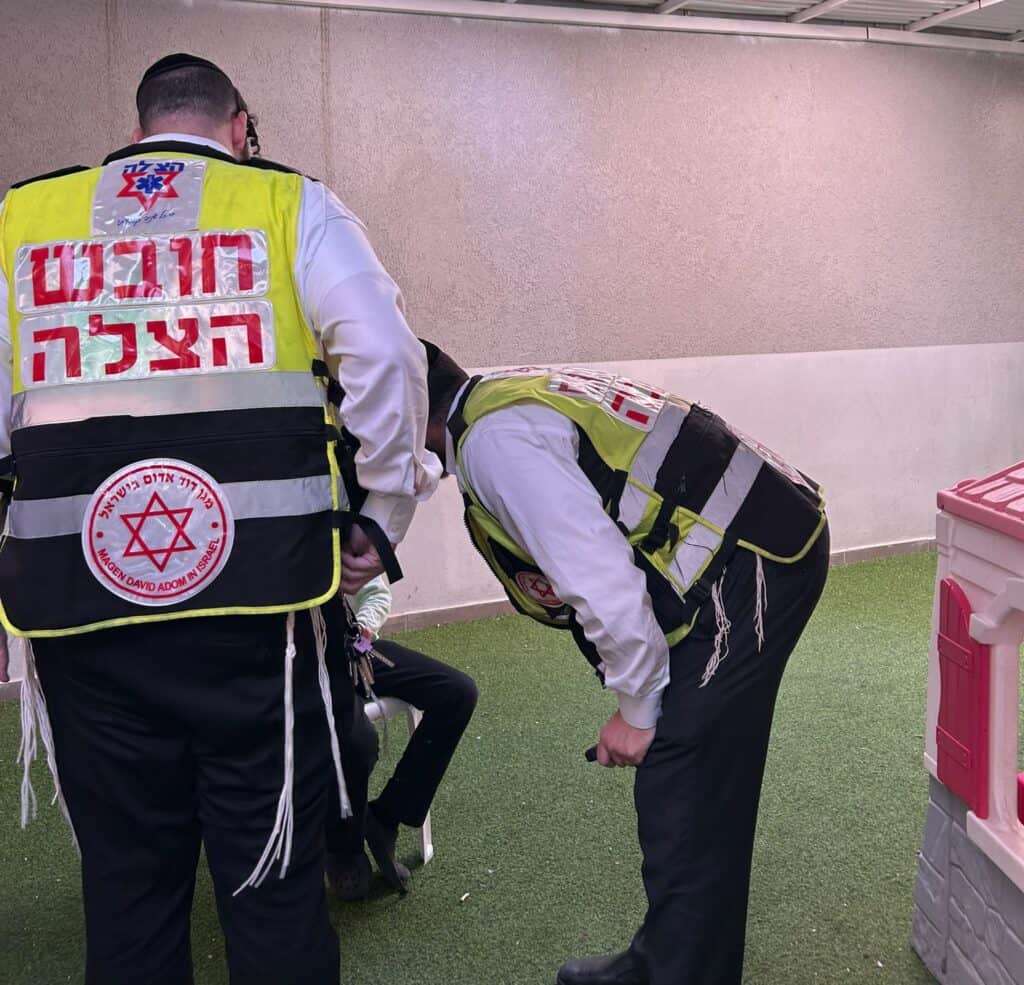 בני ברק: ילד בן 11 פונה במצב בינוני לאחר שנפל מגג פלסטיק שנשבר