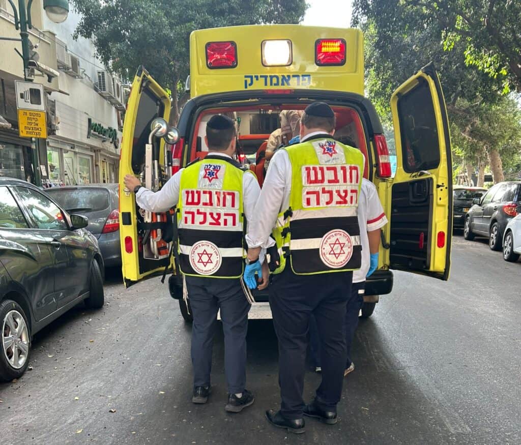 רמת גן: אשה פונתה בהכרה מלאה בתום פעולות החייאה לאחר שהתמוטטה בתוך חנות