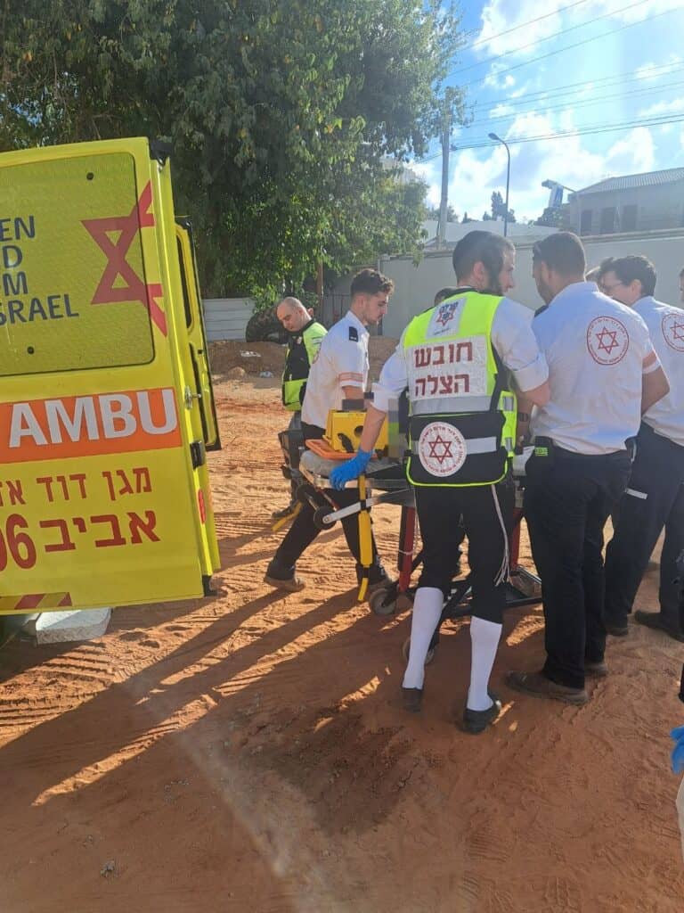 גבעתיים: פועל כבן 40 פונה במצב קשה לאחר שנפגע ממנוף