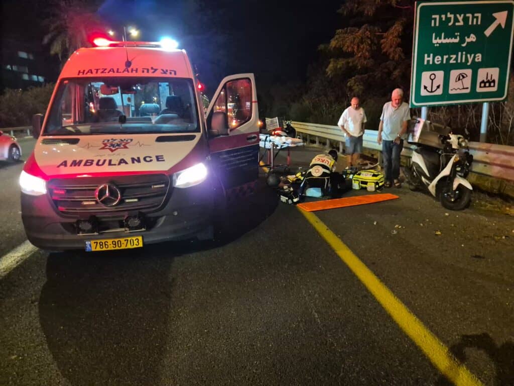 כביש 2: רוכב אופנוע ורוכב אופניים חשמליים פונו במצב קשה ובינוני לאחר תאונת דרכים