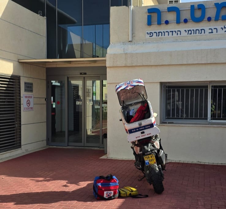 חולון: גבר כבן 45 פונה תוך כדי החייאה לאחר שהתמוטט בבריכה