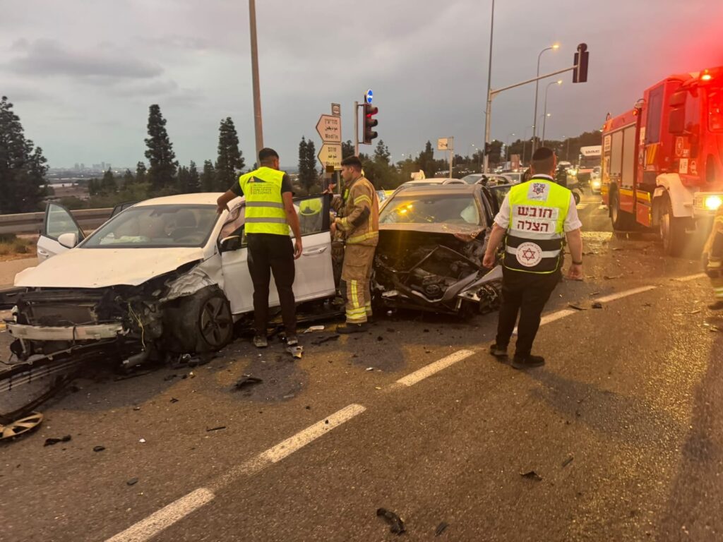 צומת גבעת כ"ח: עשרה פצועים פונו במצב בינוני וקל לאחר תאונת דרכים